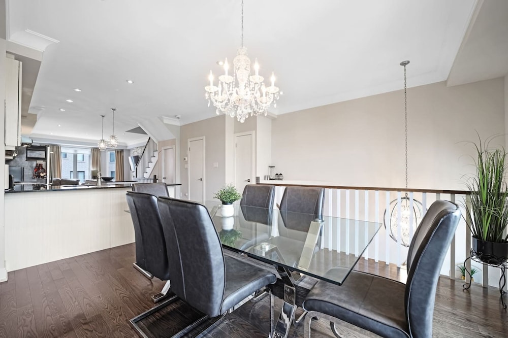 Family-friendly 3BR Mississauga Home w Parking