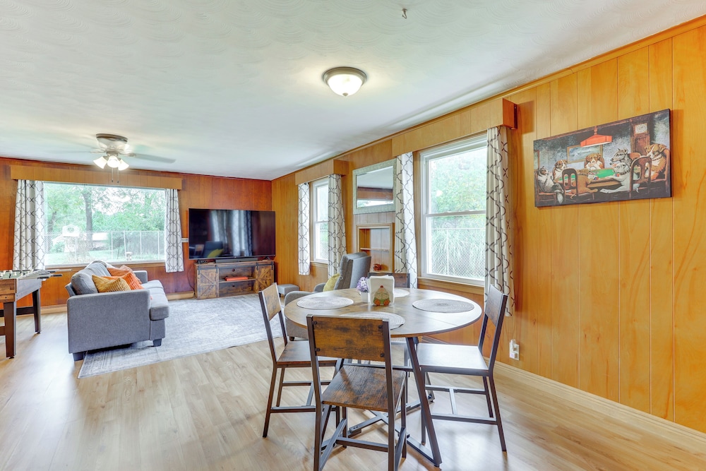 4 Mi to Main Street! Family Getaway in Zanesville