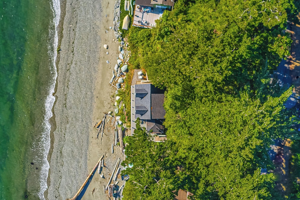 2 BR Beachfront Cottage w/ Grill & Expansive Deck