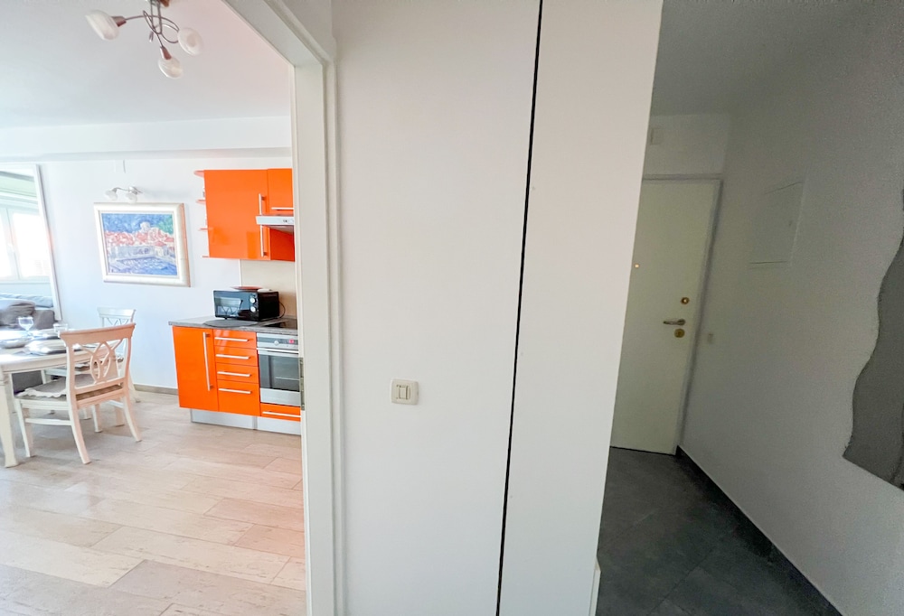 MIRROR apartment