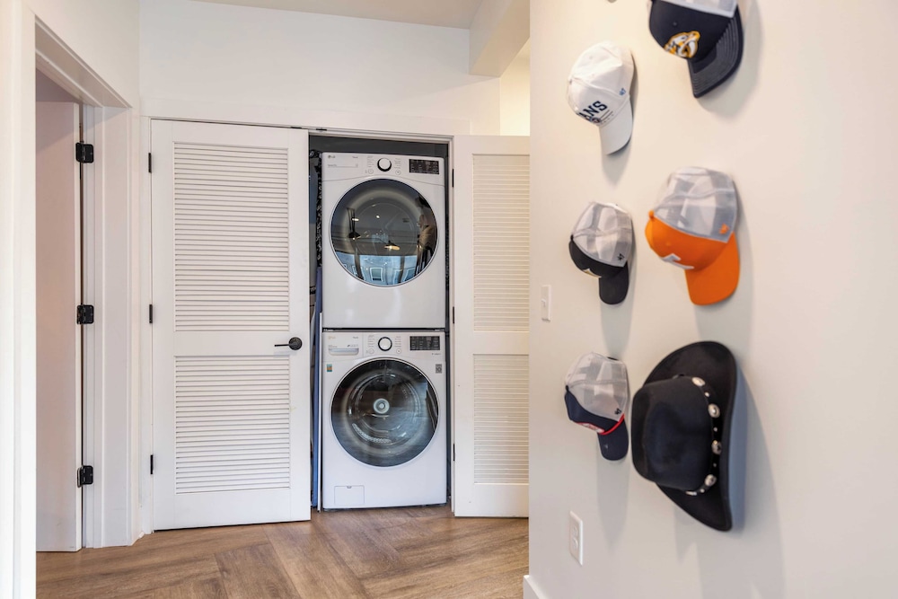 Dual Bachelor Pads w/ Rooftop Lounge & Games Sleeps 26 5 Min to Broadway