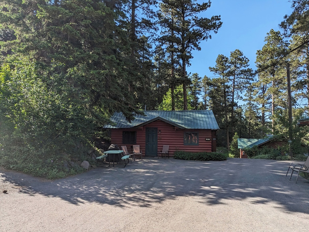 Ponderosa Pines Inn and Cabins