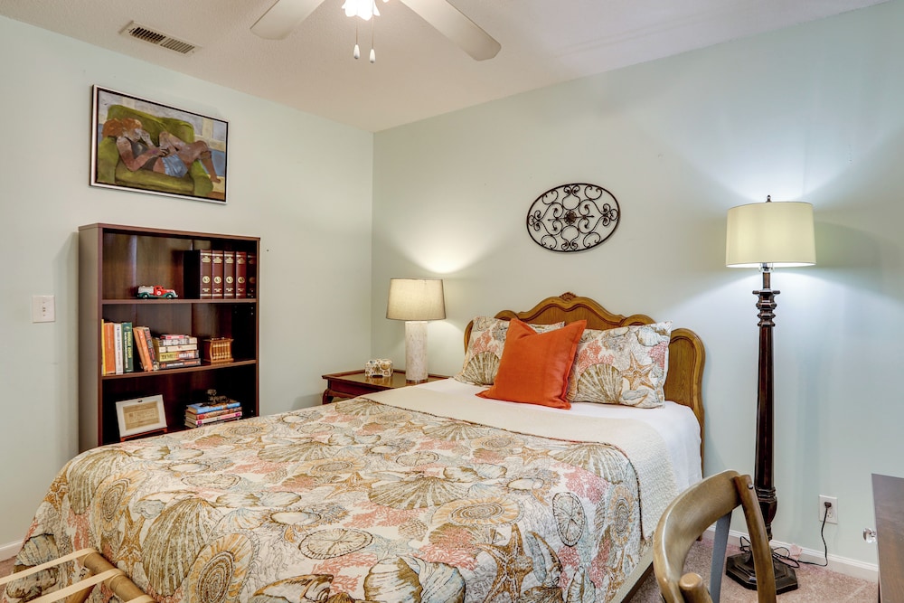 4 Mi to St Simons Beach: Home w/ Furnished Deck