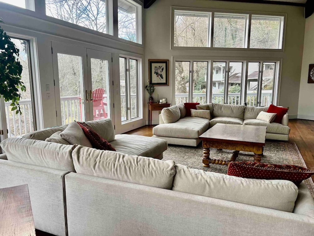 5 BR House- Mt Mitchell Golf Course on the River