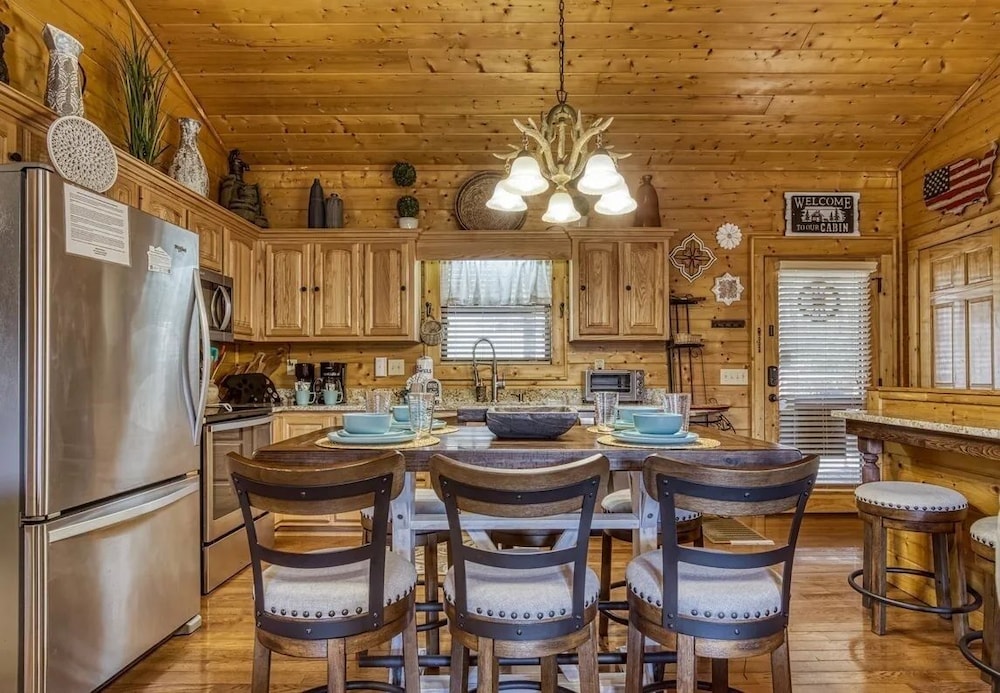 Hillbilly Hideaway 4 Bedroom Cabin