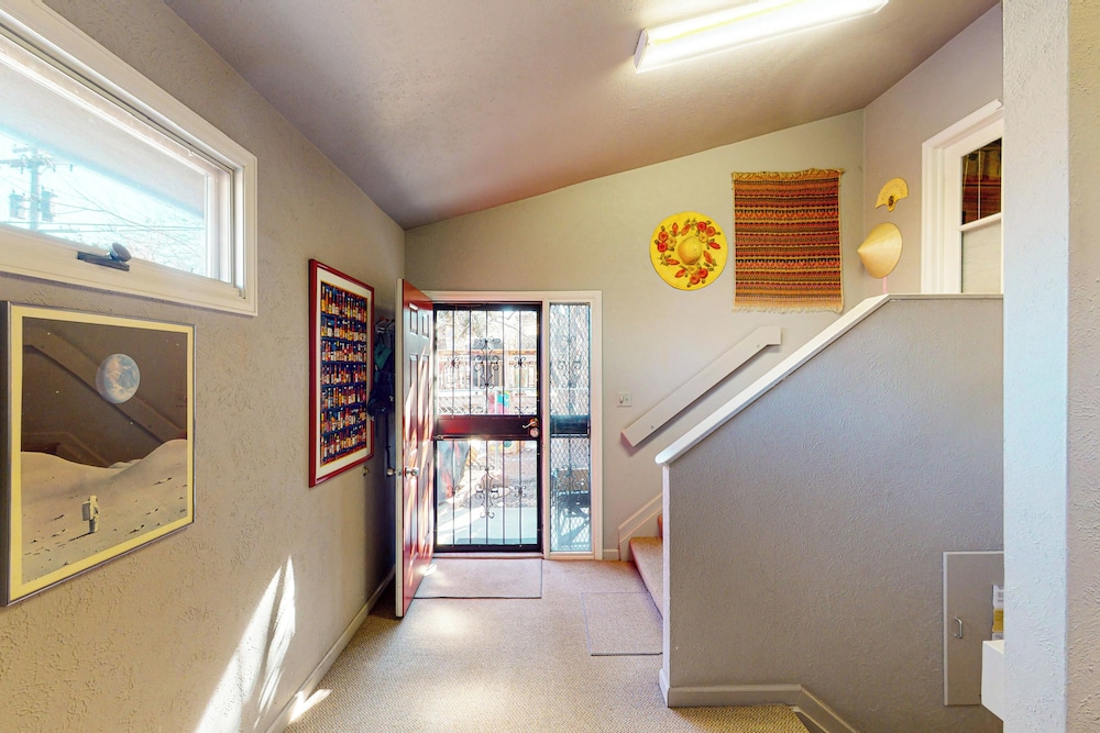 Elati Guesthouse: Walkable Home in Arts District