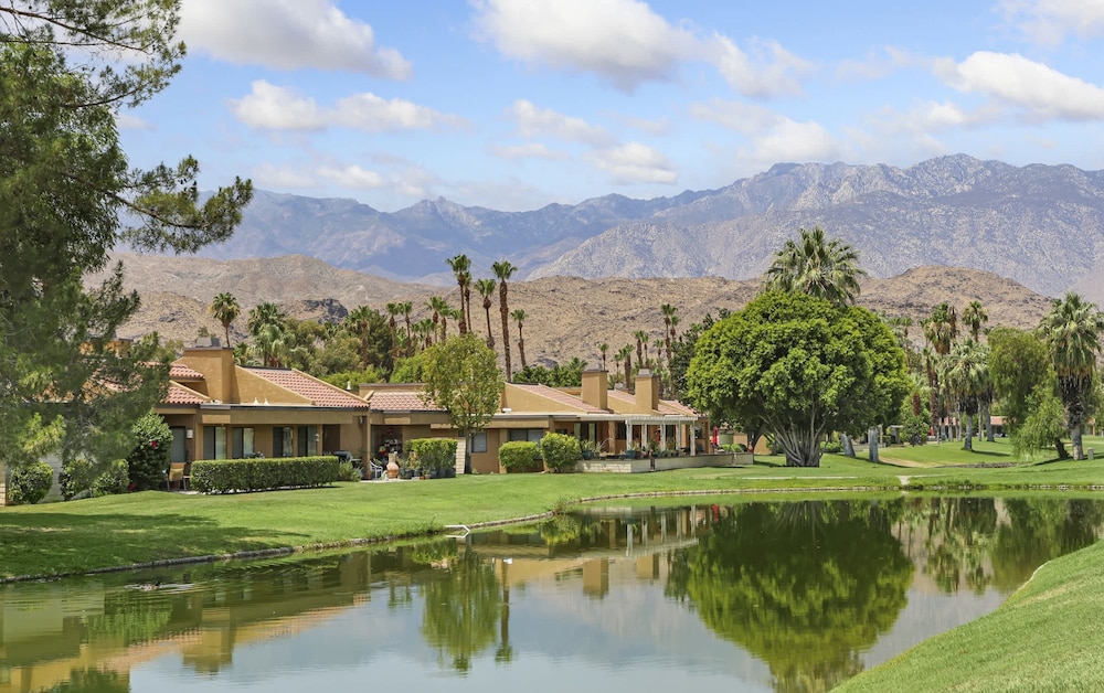 Spacious Single-story Condo With Golf Course Views