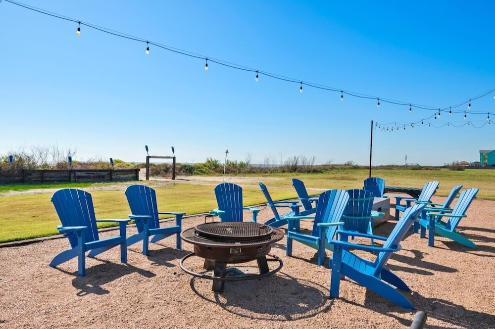 Deja Blue 5 Bedroom Home by RedAwning