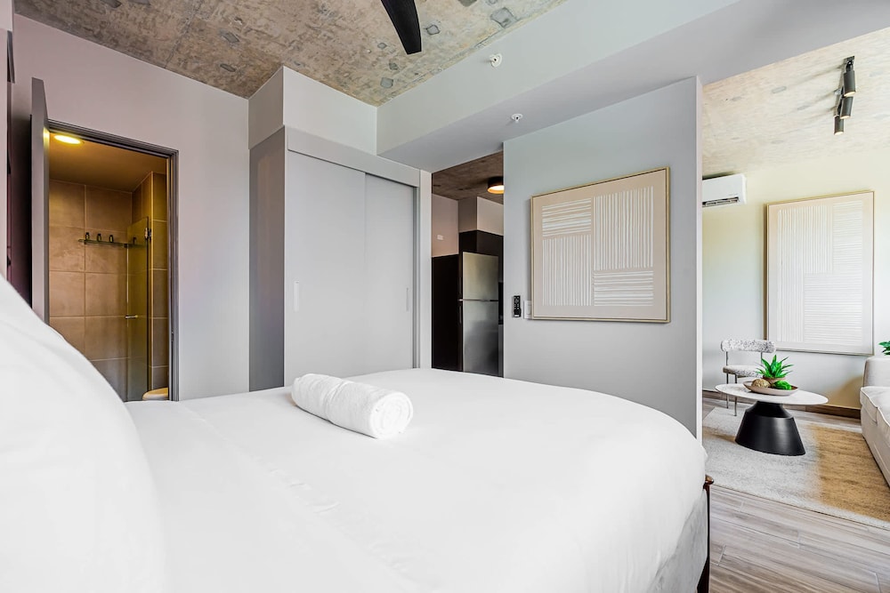 w Splendid 1BR in the Heart of Centriqo