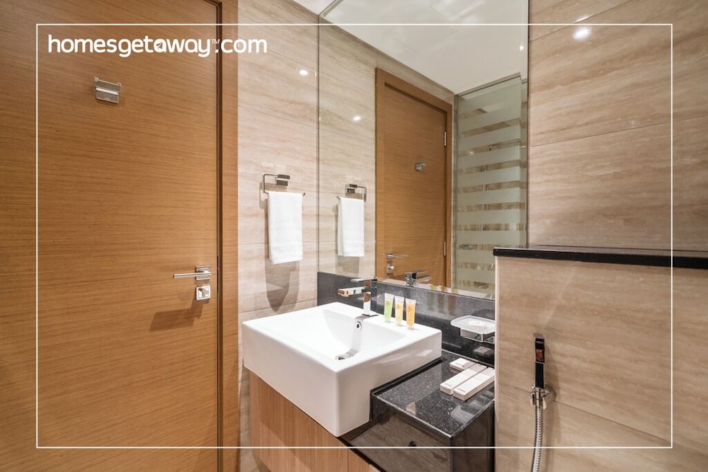 Modern 2BR – Canal-Side Elegance