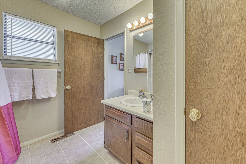 1 Mi to Downtown Ruidoso: Peaceful Forested Cabin!