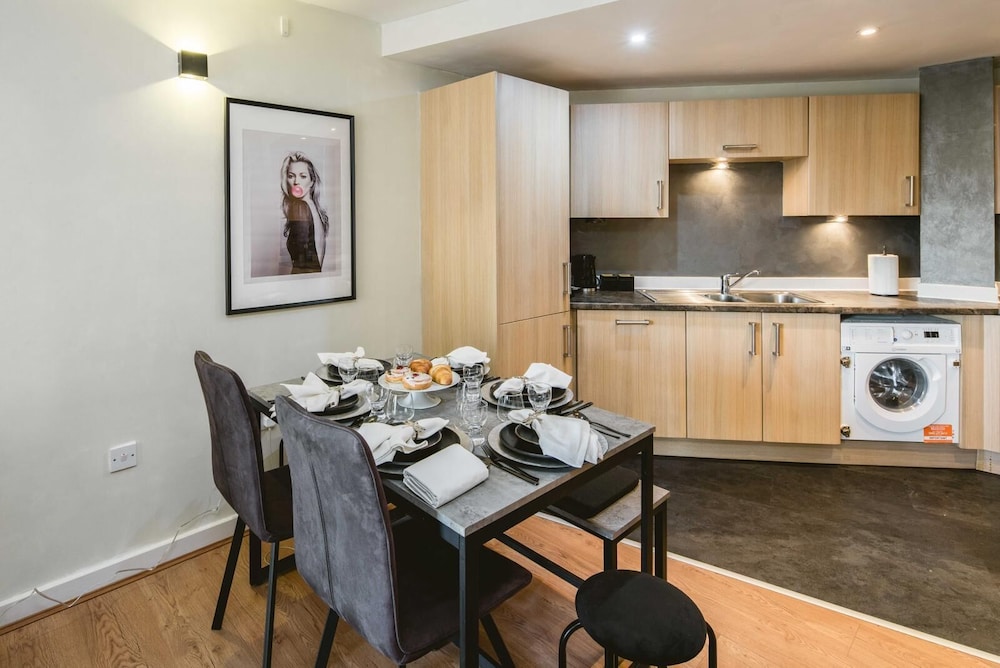 Luxe Living in a 2-bedroom Canary Wharf Haven