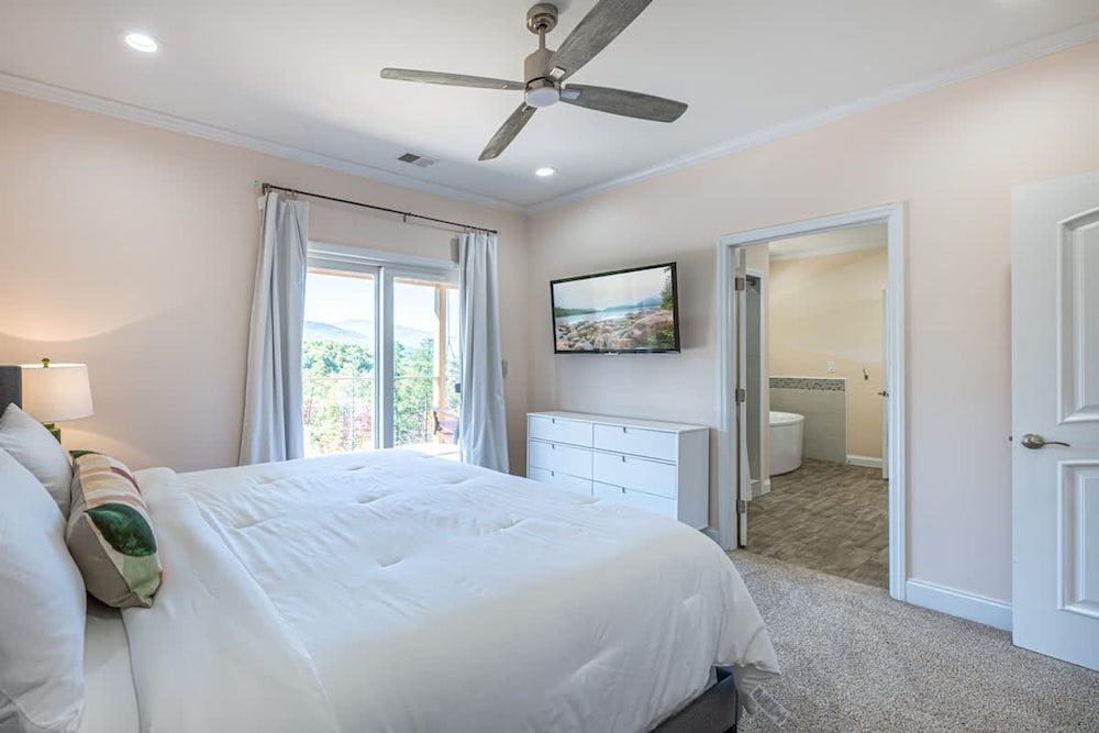 Sleeps12 Pet Friendly 2 Hottubs Views Full Kitchen