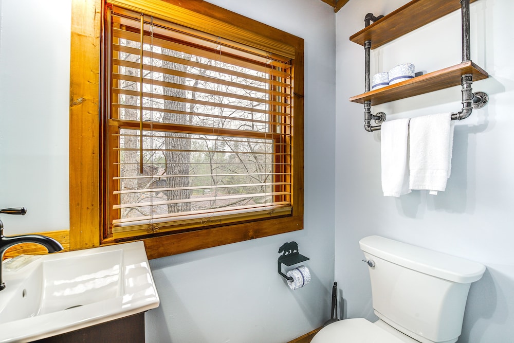 Cozy Family Cabin w/ Hot Tub ~ 4 Mi to Dollywood! view 4
