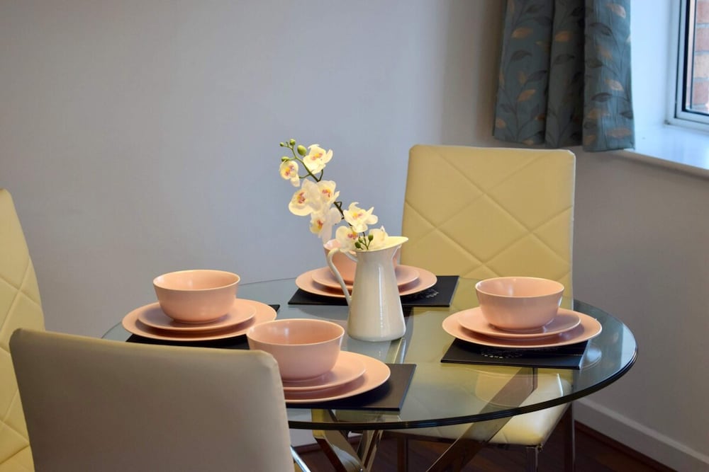 2 Bed Historical Christchurch With Parking