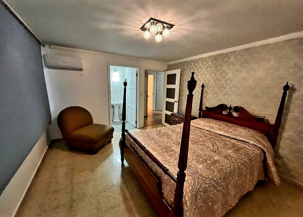 Spacious, Renovated, 2Hb in Style and With Pool