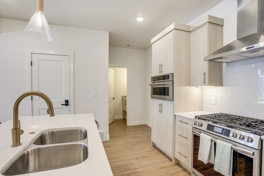 Hike & Ski: Townhome 8 Mi to Dtwn Ogden!