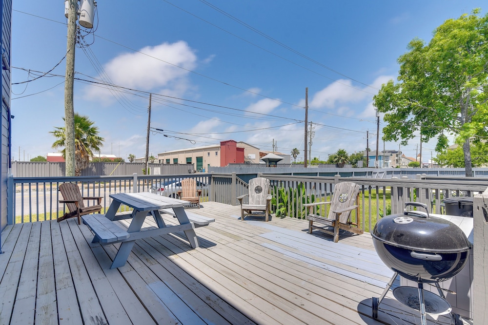1 Mi to Pleasure Pier: Walkable Home in Galveston