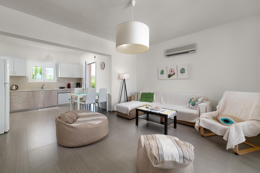 Gennadi Serenity House -beachfront Villa
