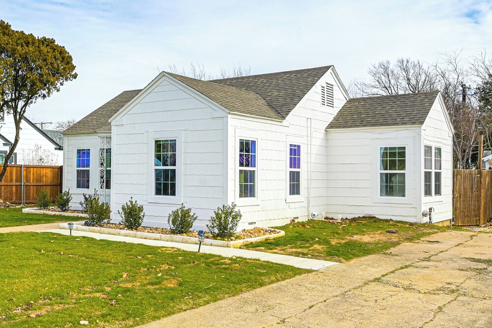 Walk to Cowboys Games: Arlington Home w/ Yard!