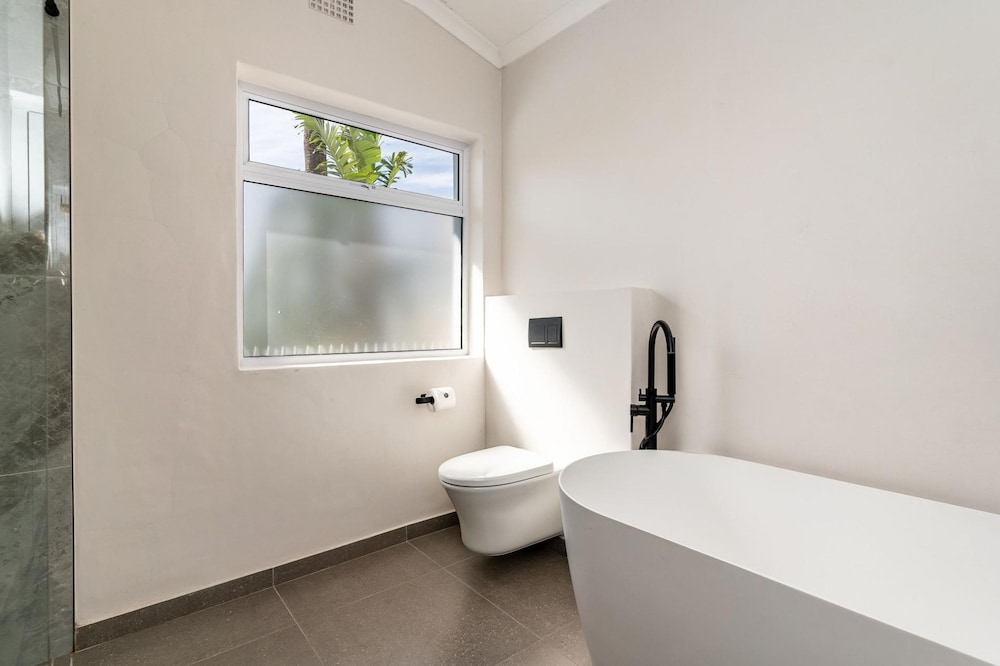 Cape Azure Oasis - Sea Point Retreat With hot tub