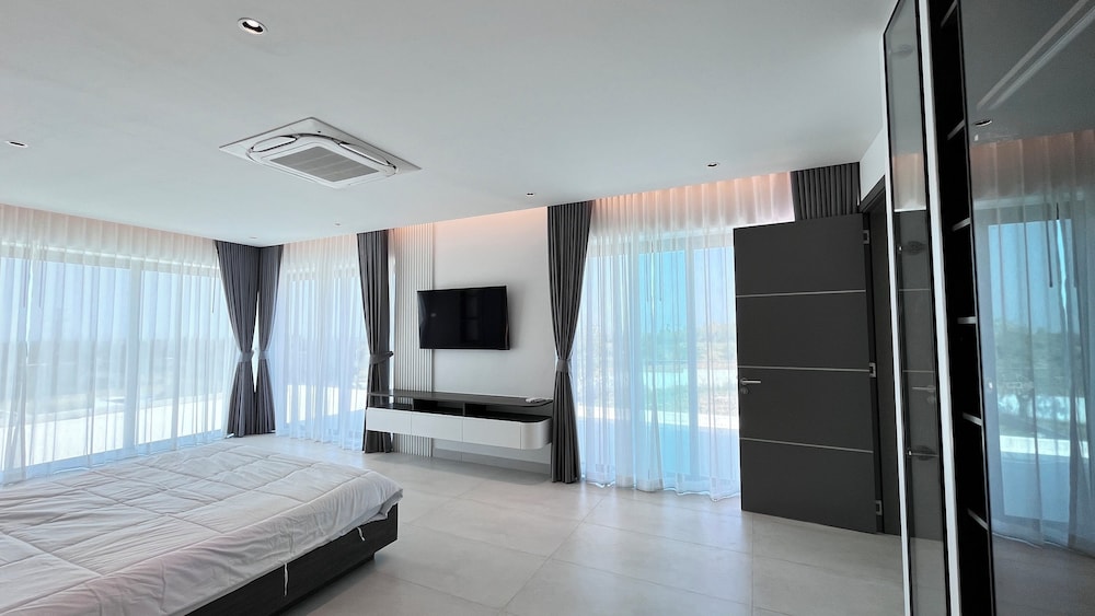 Luxurious 5-bedroom Villa Overlooking Pattaya City