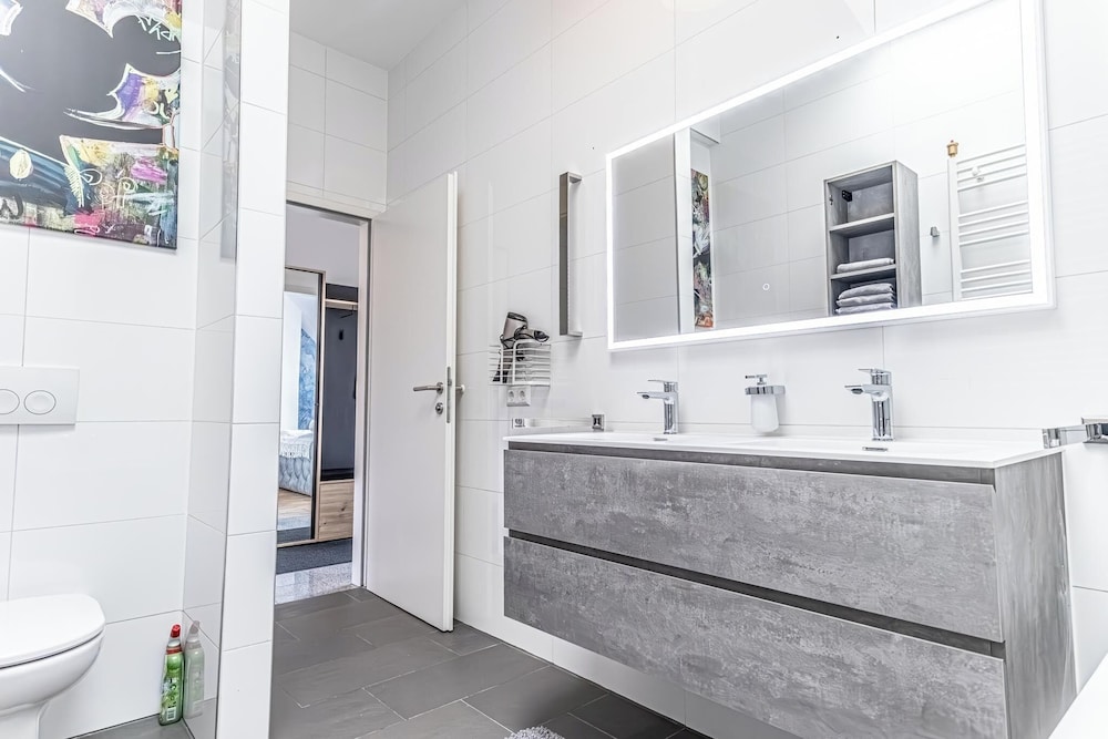 Luxury AC Balcony Apartment City Center