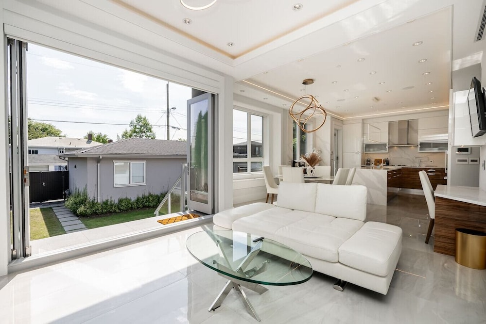 Centrally-located Luxury Home With Views Cinema