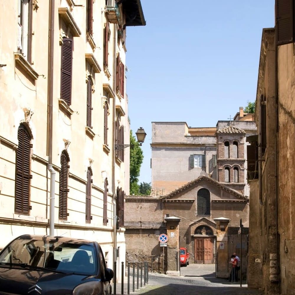 Rome With a Garden Delightful 1 Bedroom Apartment With Private Garden in Historic Trastevere