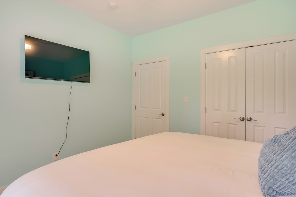 Lakefront Home w/ Hot Tub & Dock in Cross Hill!
