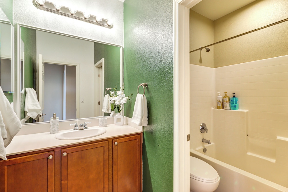 6 Mi to Dtwn Reno: Mtn-view Retreat w/ Fireplace!