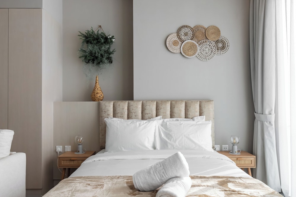 SIMPLY COMFORT  Bright Apartments Steps from Marina Walk