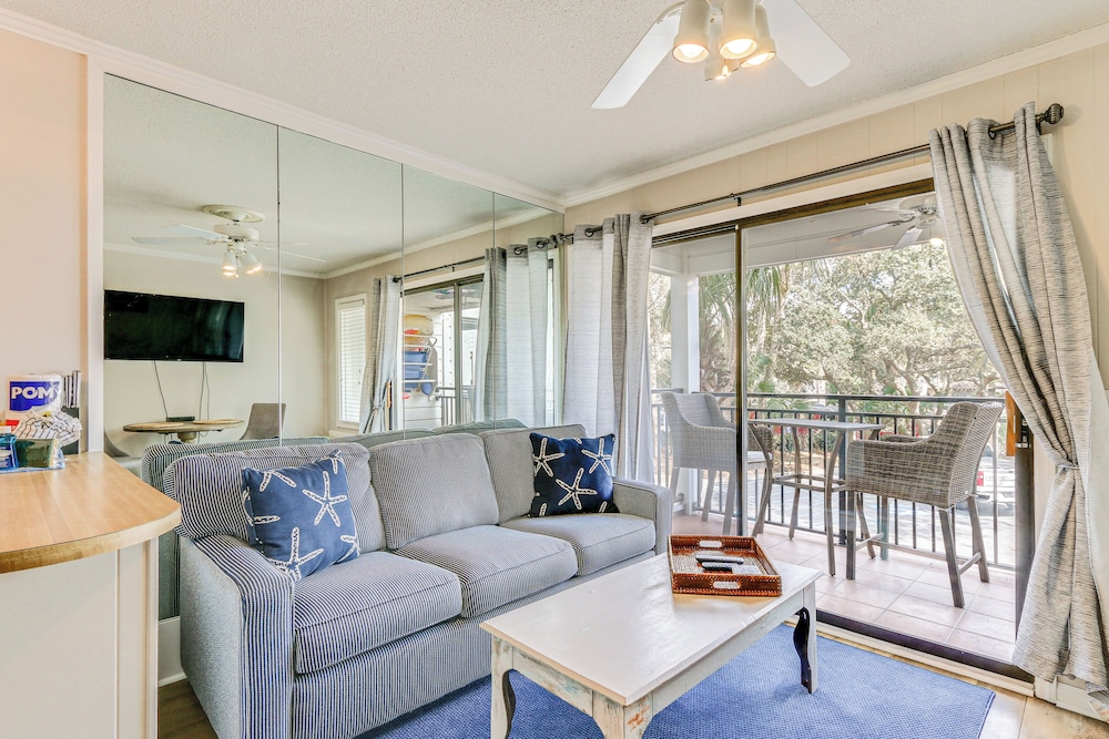 Walk to Coligny Beach Park: Condo w/ Pool Access!