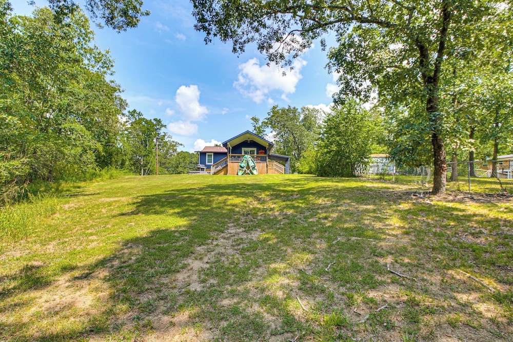 Lake Hamilton Retreat w/ Kayaks & Spacious Yard!