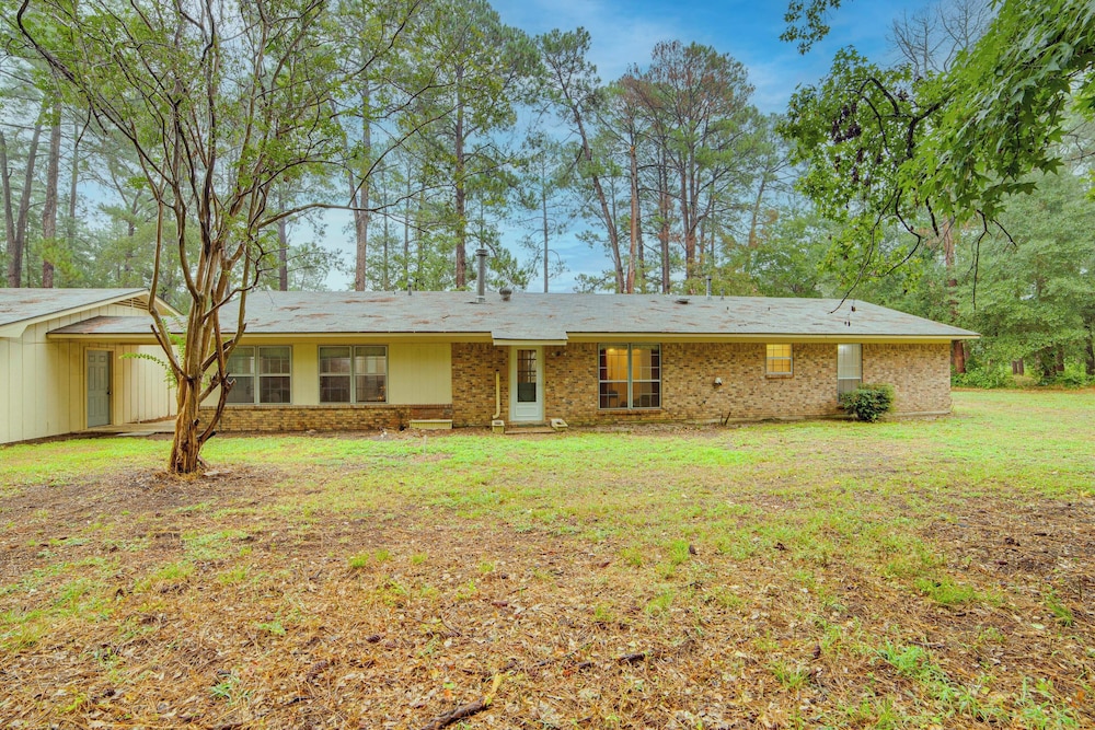 Family Getaway on 4 Acres in Mineola!