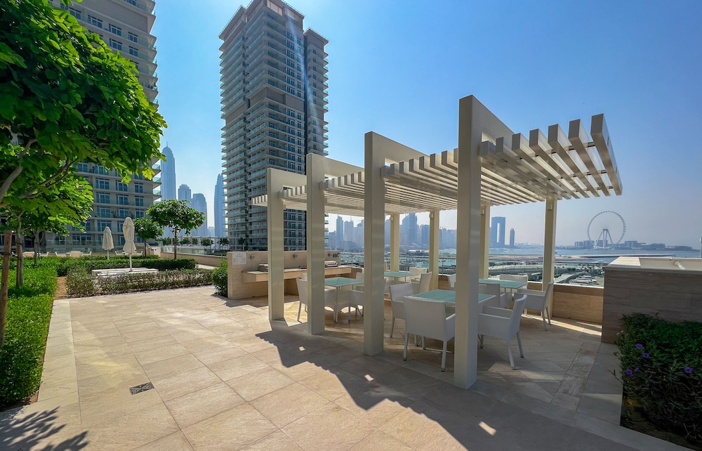 Stylish 2BR in Emaar Beach Front w/ Private Beach