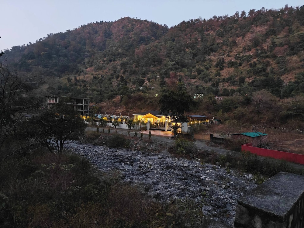 The Paradise - Luxury 3BR Villa Near the Airport in Dehradun
