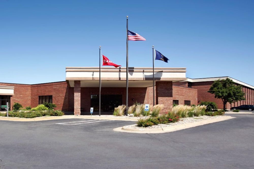 Hotel Salina Ambassador Hotel and Conference Center - Image 1