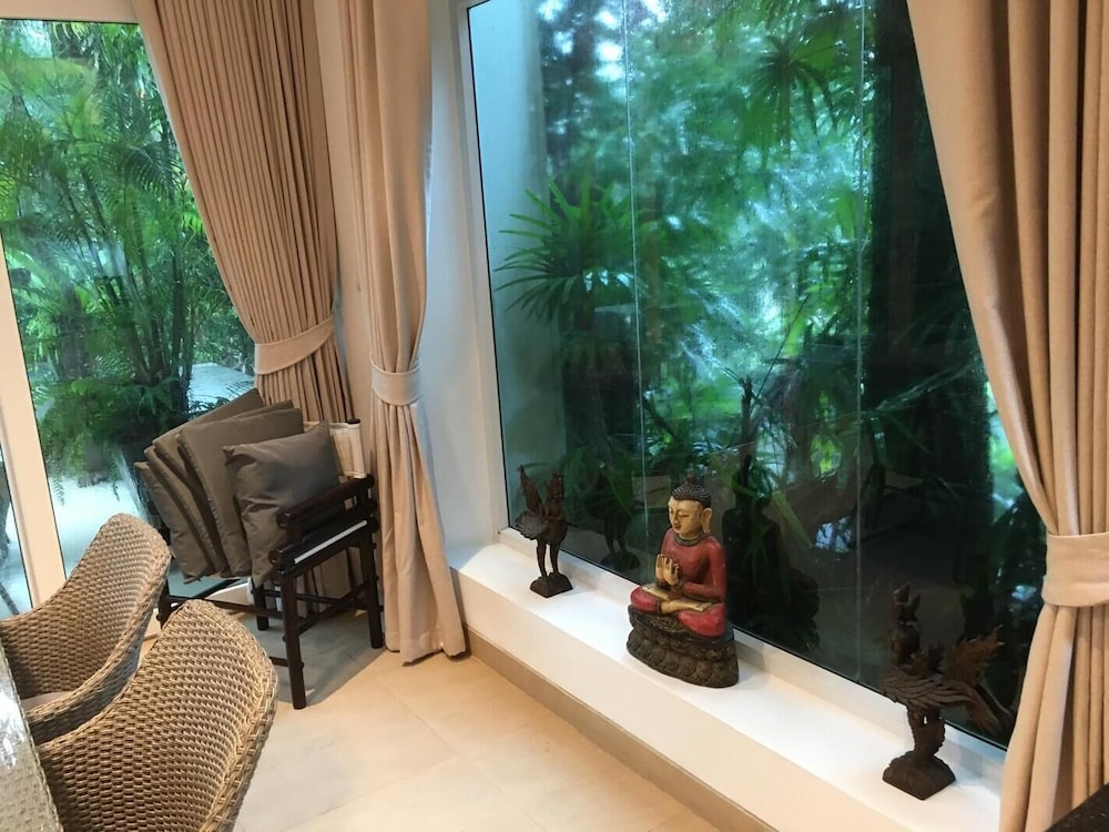 Beachfront and Pool 2 BR Apt- Selina 870