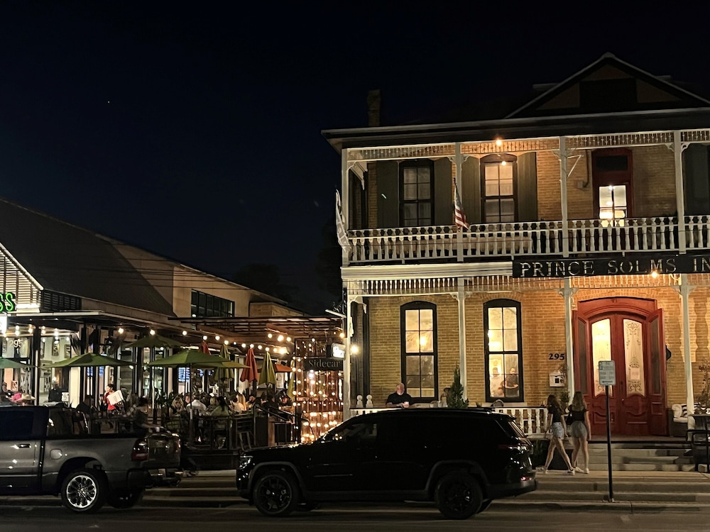 Tolle Haus: W/pool & Firepit-walk to Schlitterbahn, Comal Chutes & Downtown!