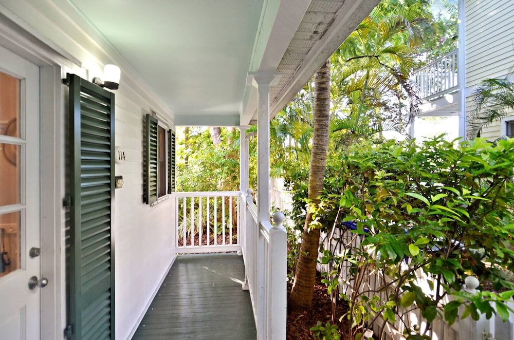 Artist Garden by Avantstay Great Location w/ Balcony, Outdoor Dining, Shared Pool & Bbq! Week Long Stays