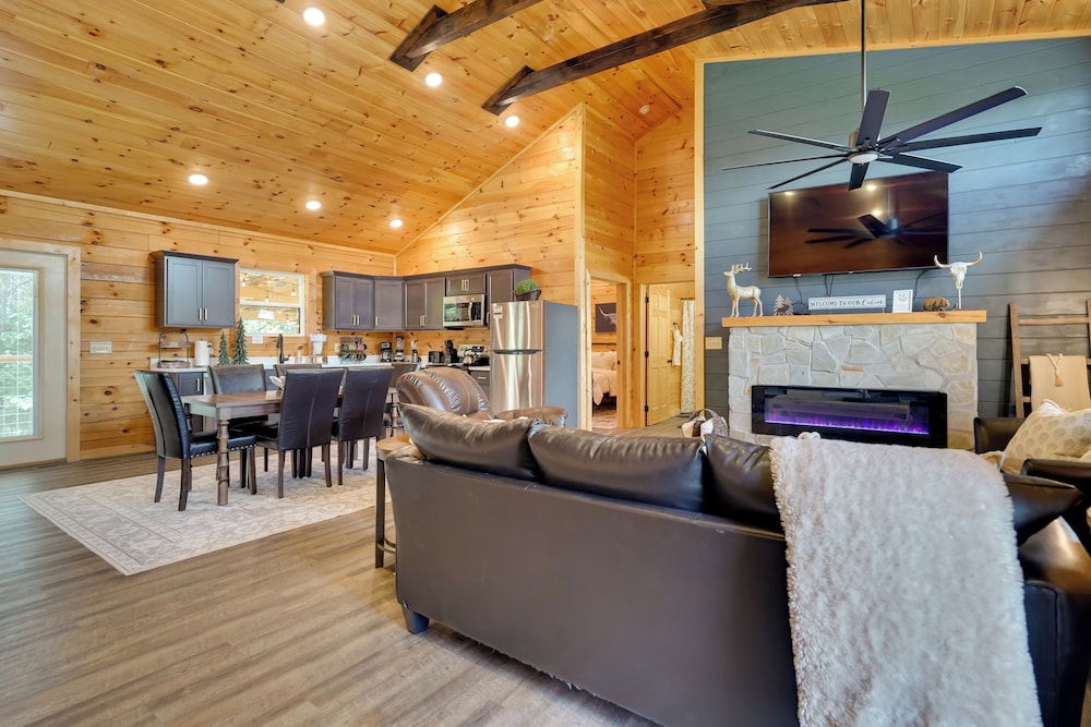 1 Mi to Douglas Lake: Blissful Escape w/ Hot Tub!