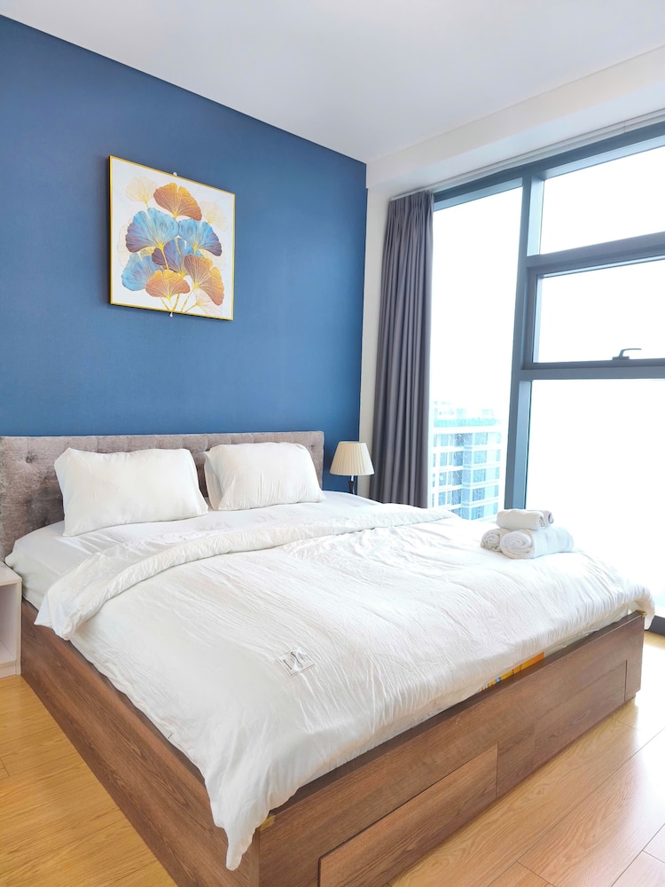 Skyway White & Silver Riverside Resident - Binh Thanh, HCM