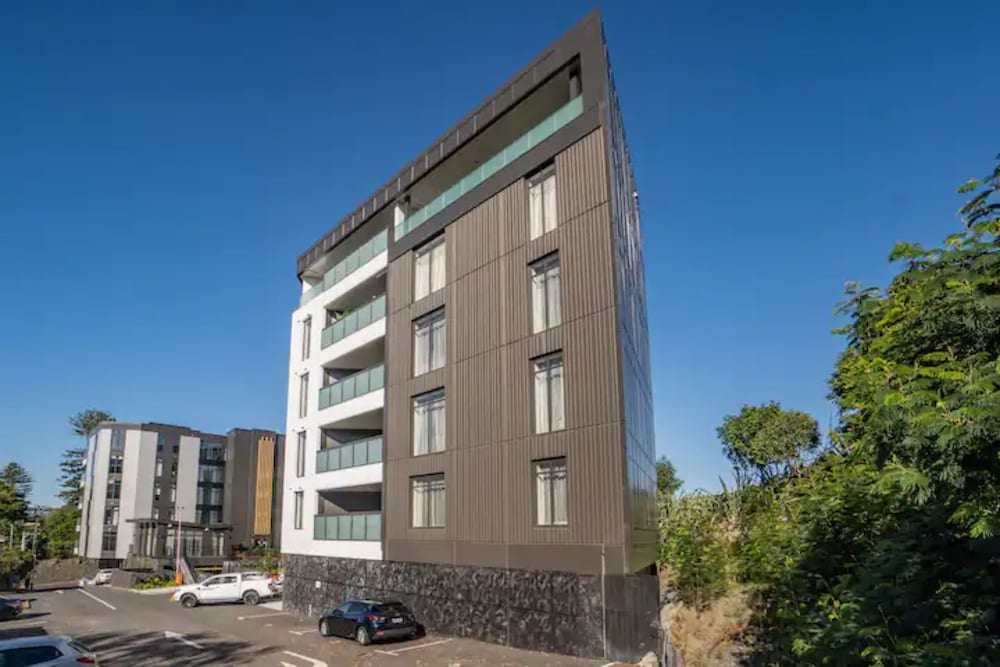 Premium Brand New Central Apt - Carpark view 5