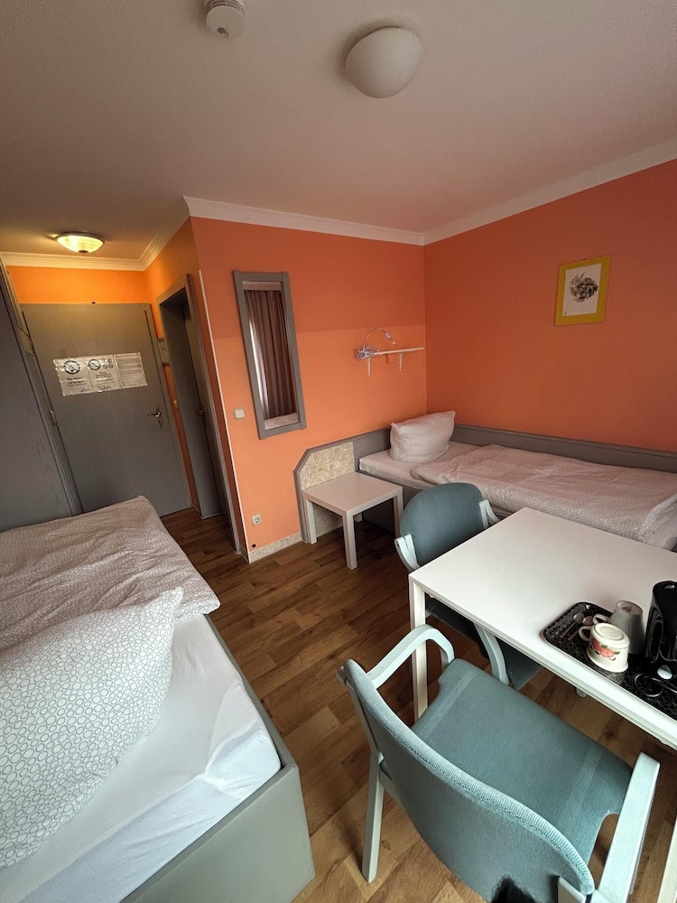 2-Rent Group Hostel Rooms AUB162