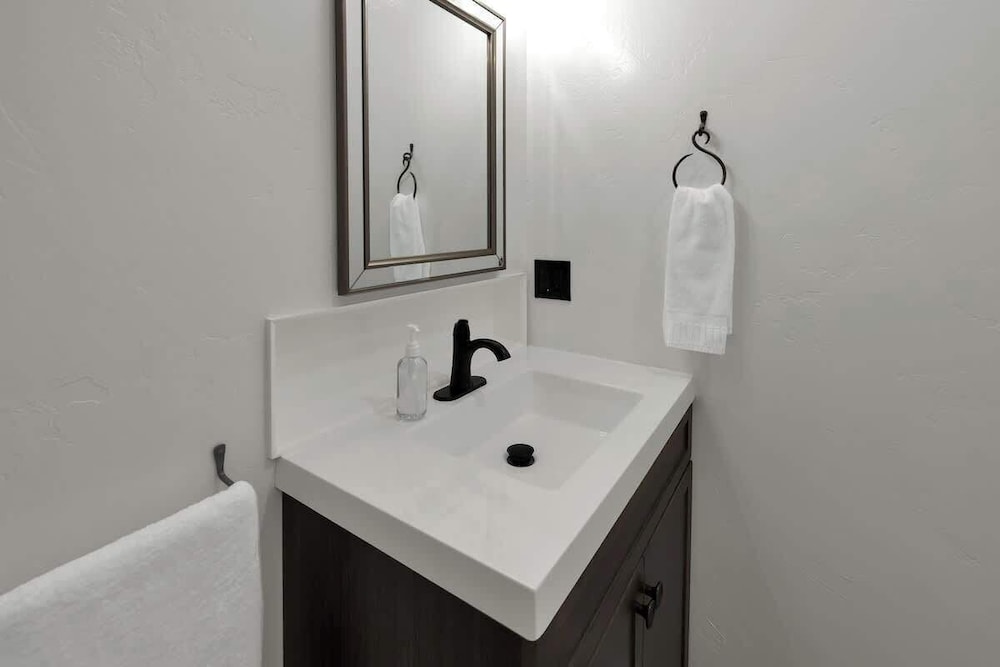 Tejas Suite Walking Distance to Main St!