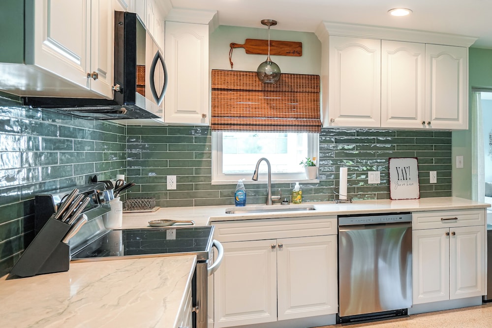 Walk to Jetty Park: Harbor District Home!