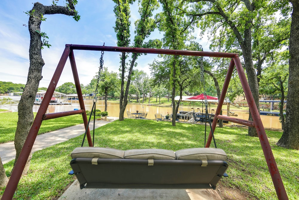 Family Home on Lake Bridgeport: Pets Welcome!