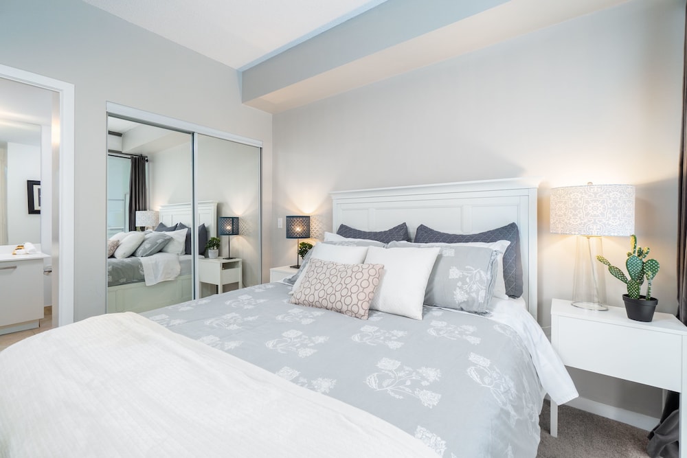 QuickStay - Luxurious 2-Bedroom Condo, Downtown Core - Image 4