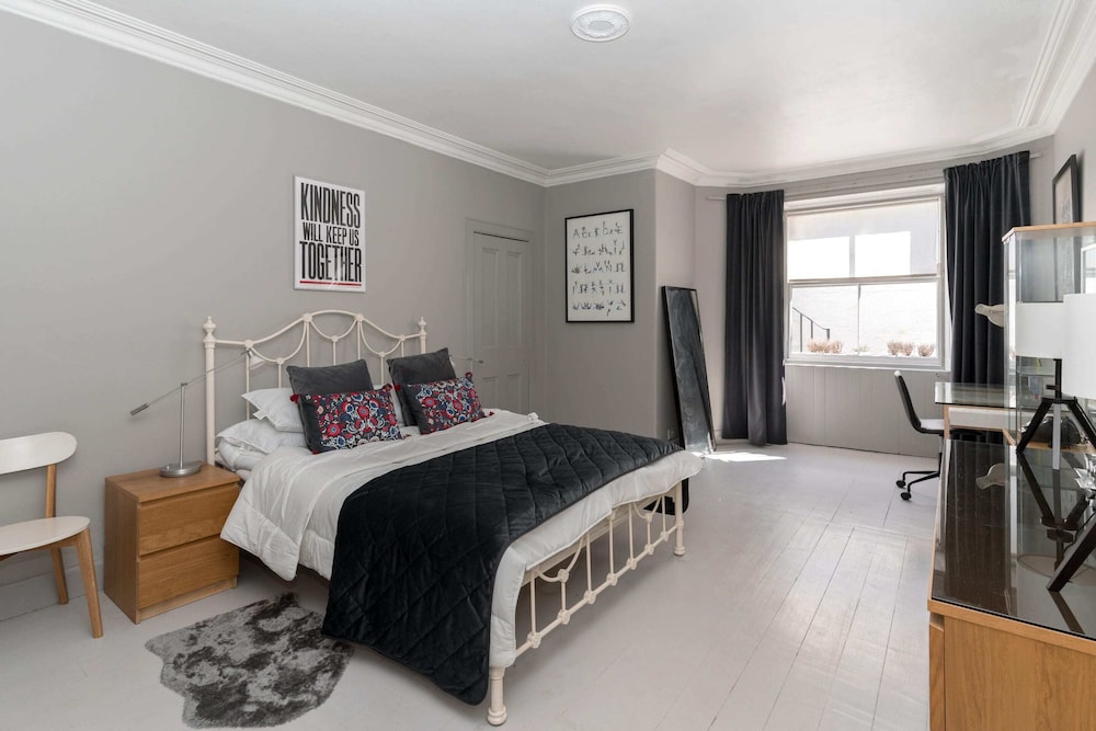 Beautiful & Bright 2BD Flat - Haymarket view 2